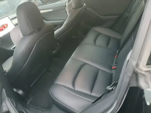 Tesla Model 3 — Фото автомобиля 12