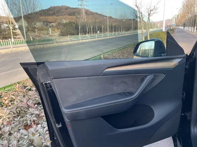 Tesla Model Y — Фото автомобиля 13