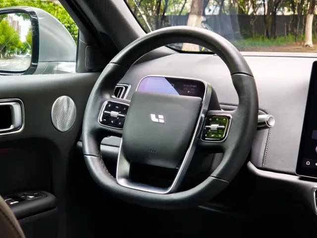 Li Auto L8 — Фото автомобиля 15