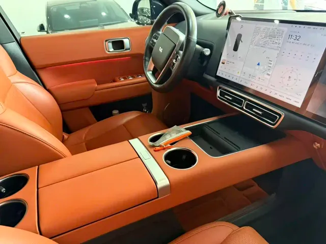 Li Auto L8 — Фото автомобиля 12