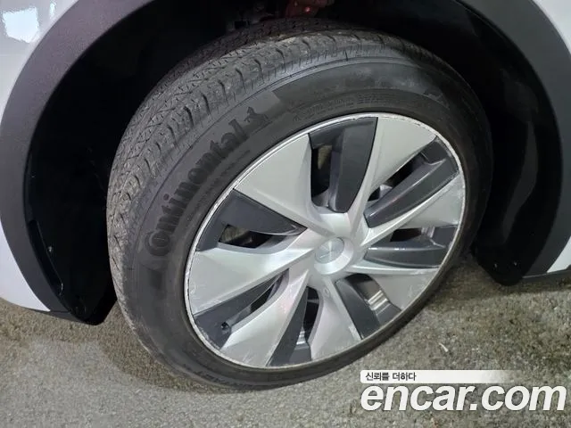 Tesla Model Y — Фото автомобиля 18