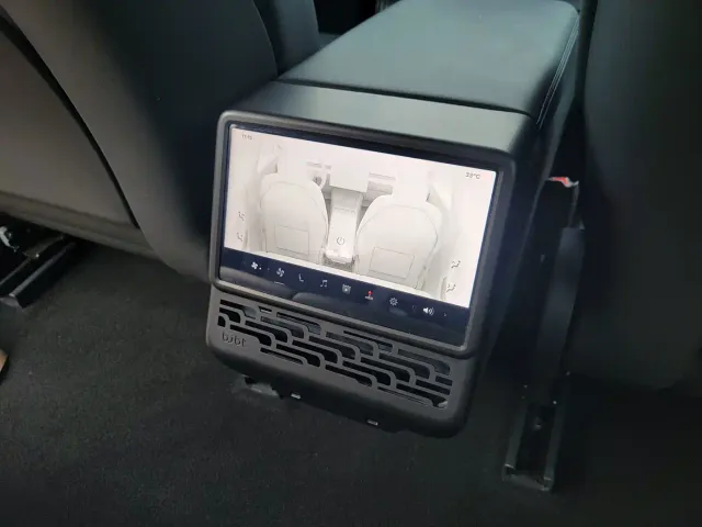 Tesla Model 3 — Фото автомобиля 24