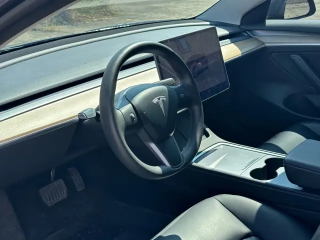 Tesla Model 3 — Фото автомобиля 10