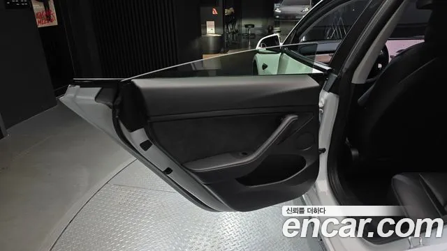 Tesla Model 3 — Фото автомобиля 24