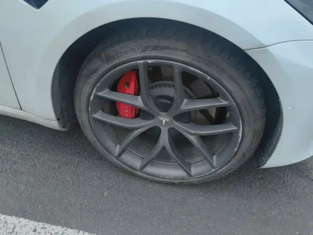 Tesla Model 3 — Фото автомобиля 6