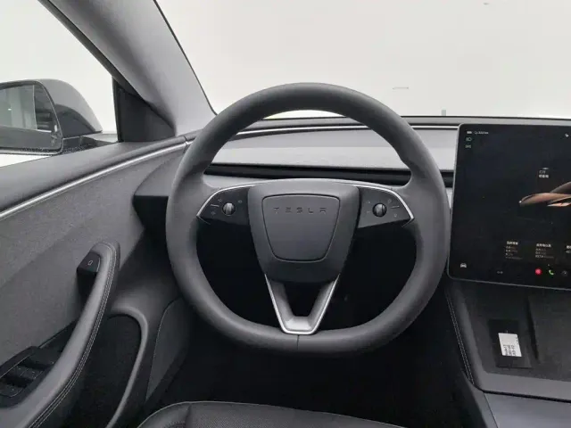 Tesla Model 3 — Фото автомобиля 11