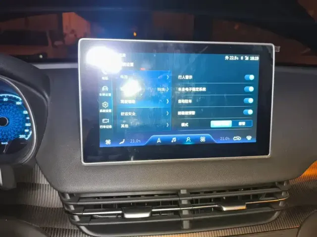 Hongqi Hongqi E-QM5 2022 431km Charging Enjoyment Edition — Фото автомобиля 20