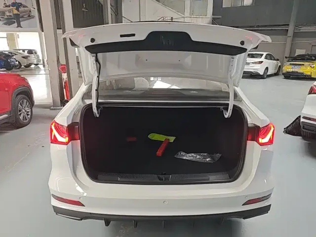 Roewe i5 — Фото автомобиля 18