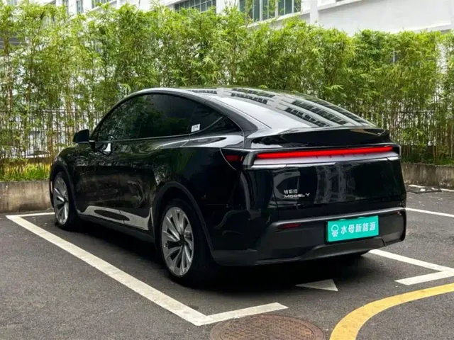 Tesla Model Y — Фото автомобиля 6