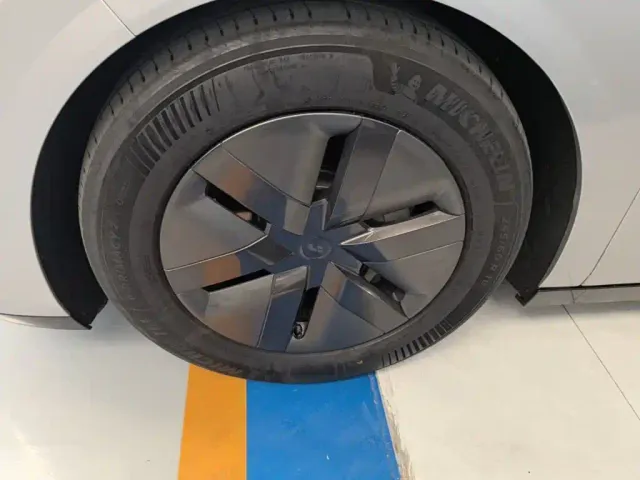 Li Auto MEGA — Фото автомобиля 22