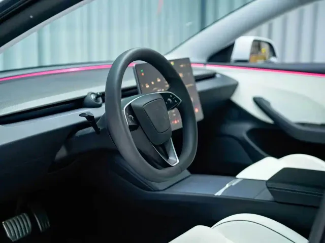 Tesla Model 3 — Фото автомобиля 14