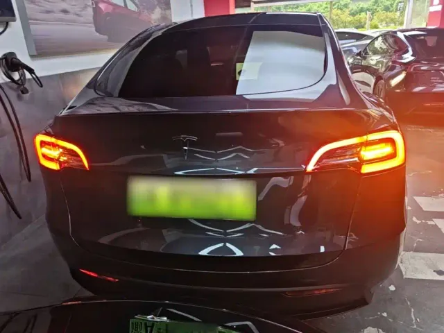 Tesla Model Y — Фото автомобиля 5