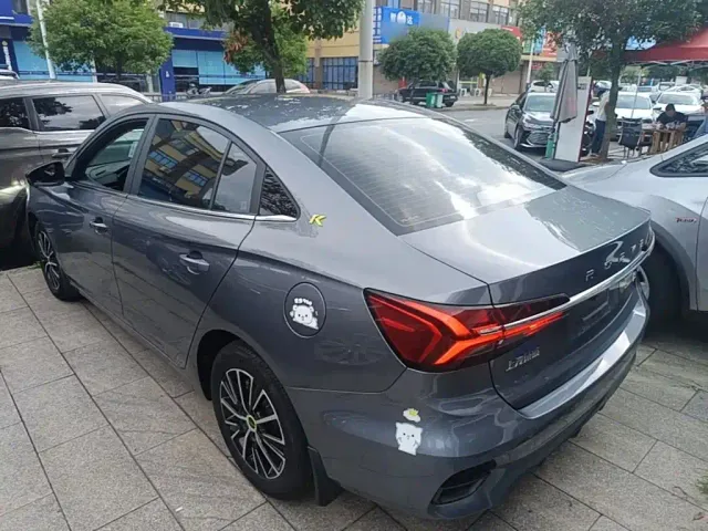 Roewe i5 — Фото автомобиля 4