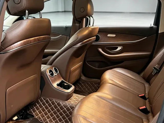 Mercedes-Benz E-Class — Фото автомобиля 17