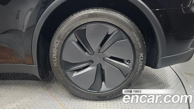 Tesla Model Y — Фото автомобиля 6