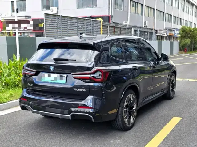 BMW iX3 — Фото автомобиля 9