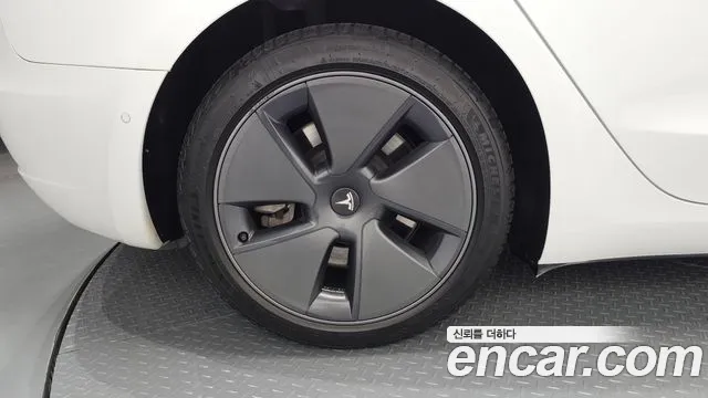 Tesla Model 3 — Фото автомобиля 4