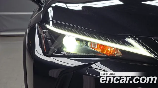 Lexus UX — Фото автомобиля 22