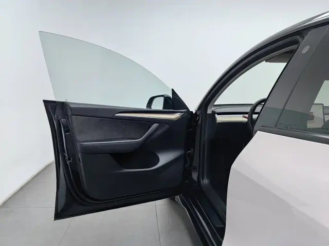 Tesla Model Y — Фото автомобиля 8