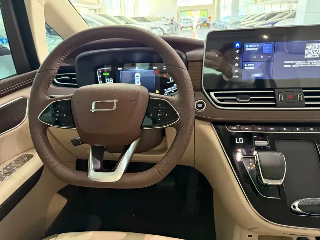 Bestune Besturn M9 — Фото автомобиля 15