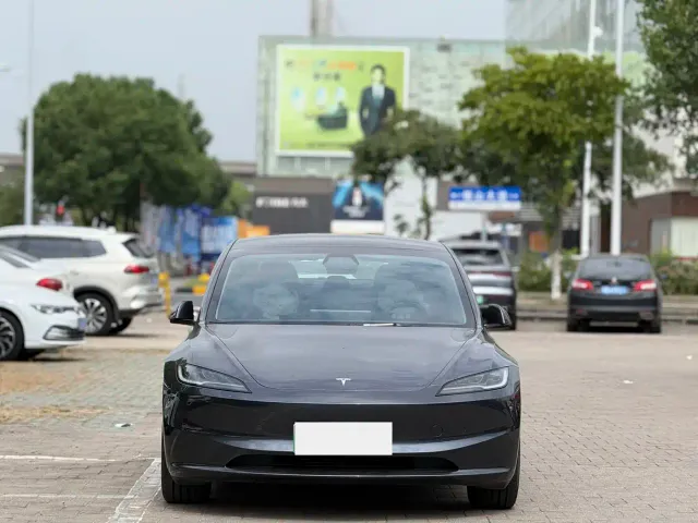 Tesla Model 3 — Фото автомобиля 2