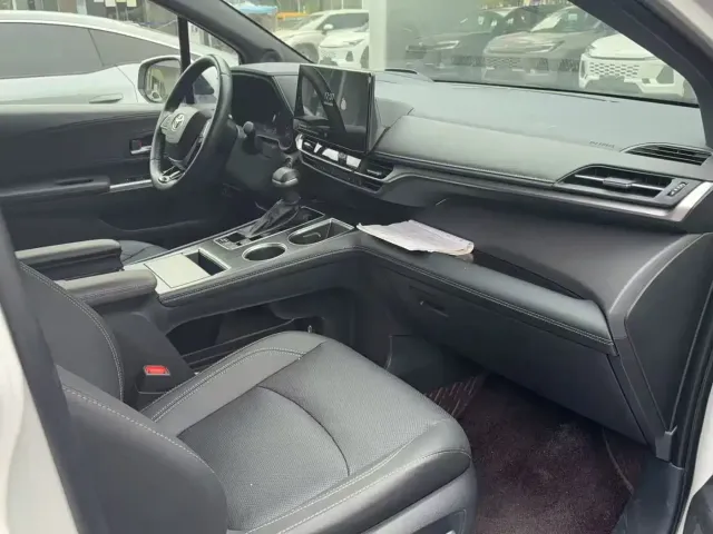 Toyota Sienna — Фото автомобиля 7