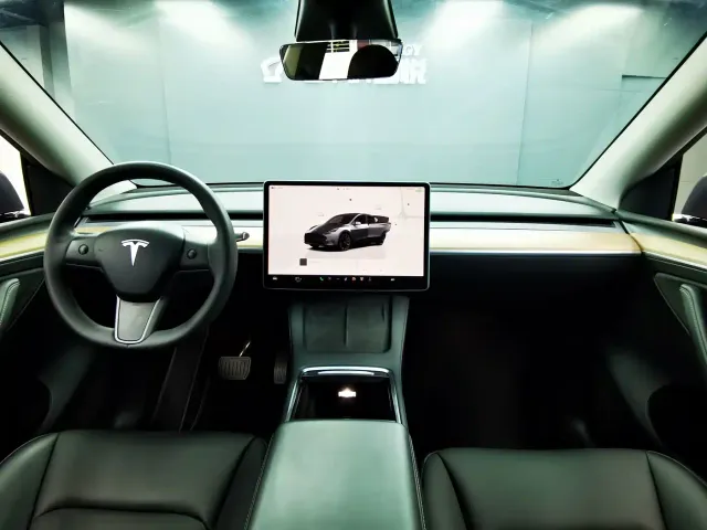 Tesla Model Y — Фото автомобиля 13