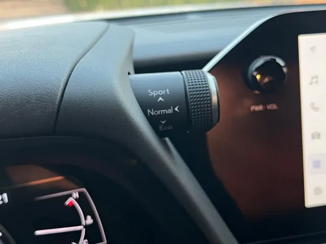 Lexus UX — Фото автомобиля 18