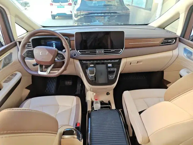 Bestune Besturn M9 — Фото автомобиля 10