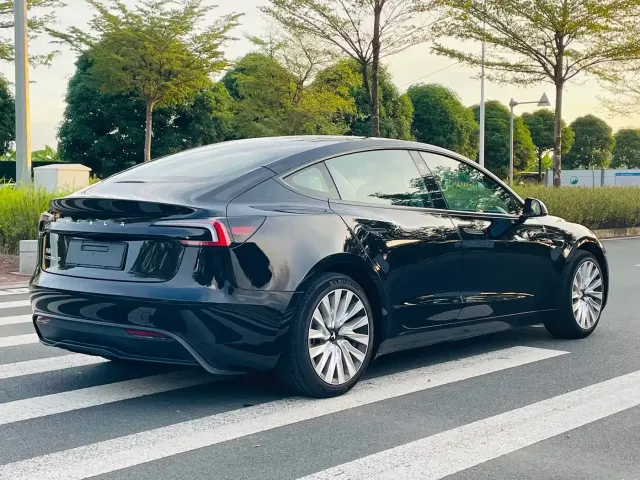 Tesla Model 3 — Фото автомобиля 5