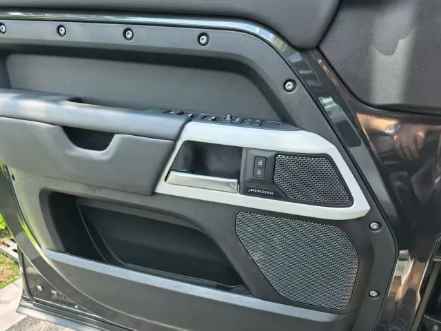 Land Rover Defender — Фото автомобиля 10