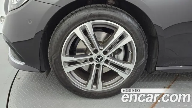 Mercedes-Benz E-Class — Фото автомобиля 5