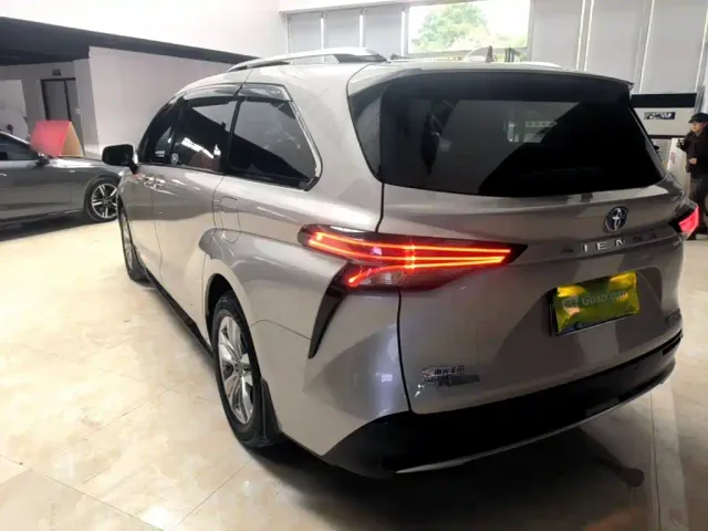 Toyota Sienna — Фото автомобиля 4