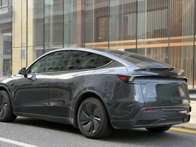 Tesla Model Y — Фото автомобиля 13