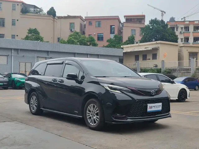 Toyota Sienna — Фото автомобиля 6