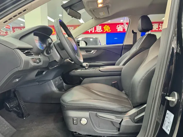 Hongqi E-QM5 — Фото автомобиля 5