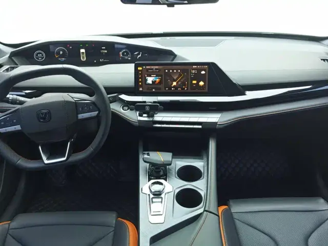 Changan Changan UNI-V 2023 1.5T Premium Edition — Фото автомобиля 12
