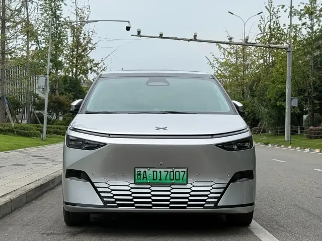 Xpeng X9 — Фото автомобиля 8