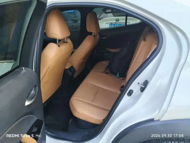 Lexus UX — Фото автомобиля 7