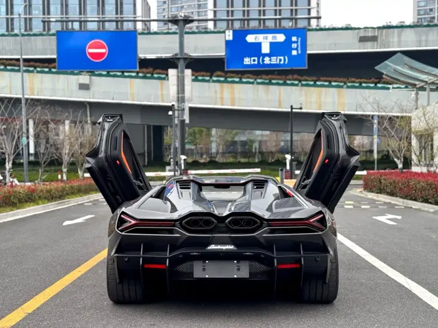 Lamborghini Revuelto — Фото автомобиля 8