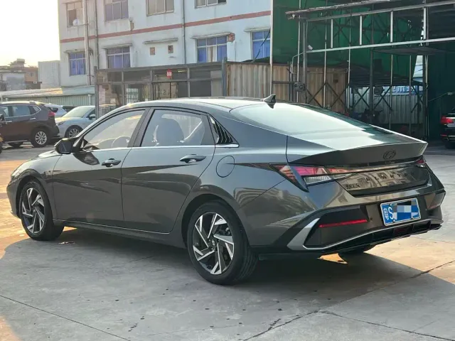 Hyundai Elantra — Фото автомобиля 16