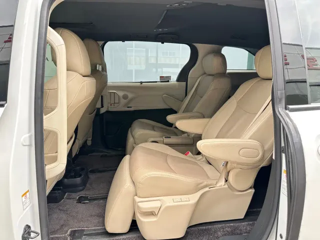 Toyota Sienna — Фото автомобиля 5
