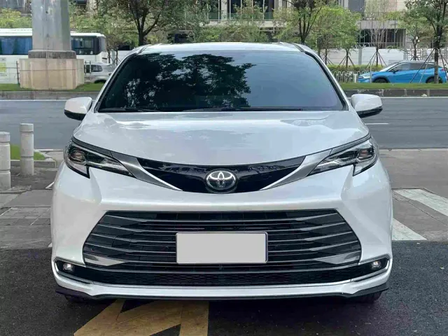 Toyota Sienna — Фото автомобиля 2