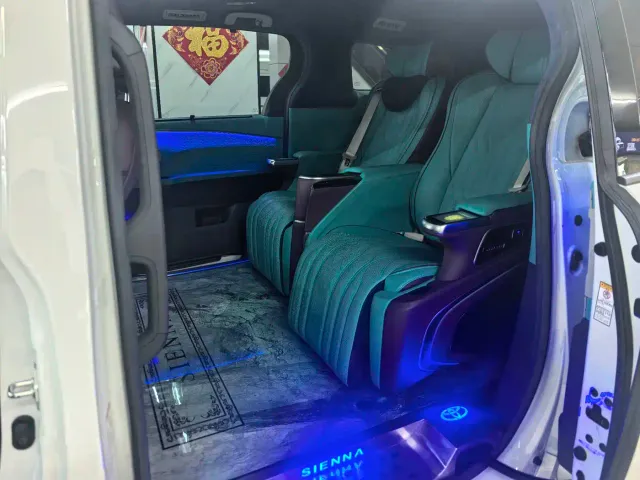 Toyota Sienna — Фото автомобиля 4