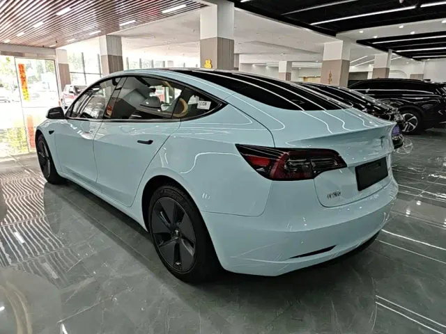 Tesla Model 3 — Фото автомобиля 4
