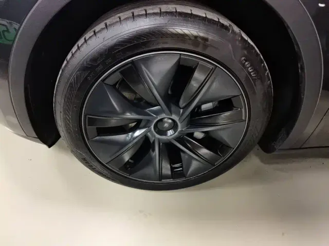 Tesla Model Y — Фото автомобиля 22
