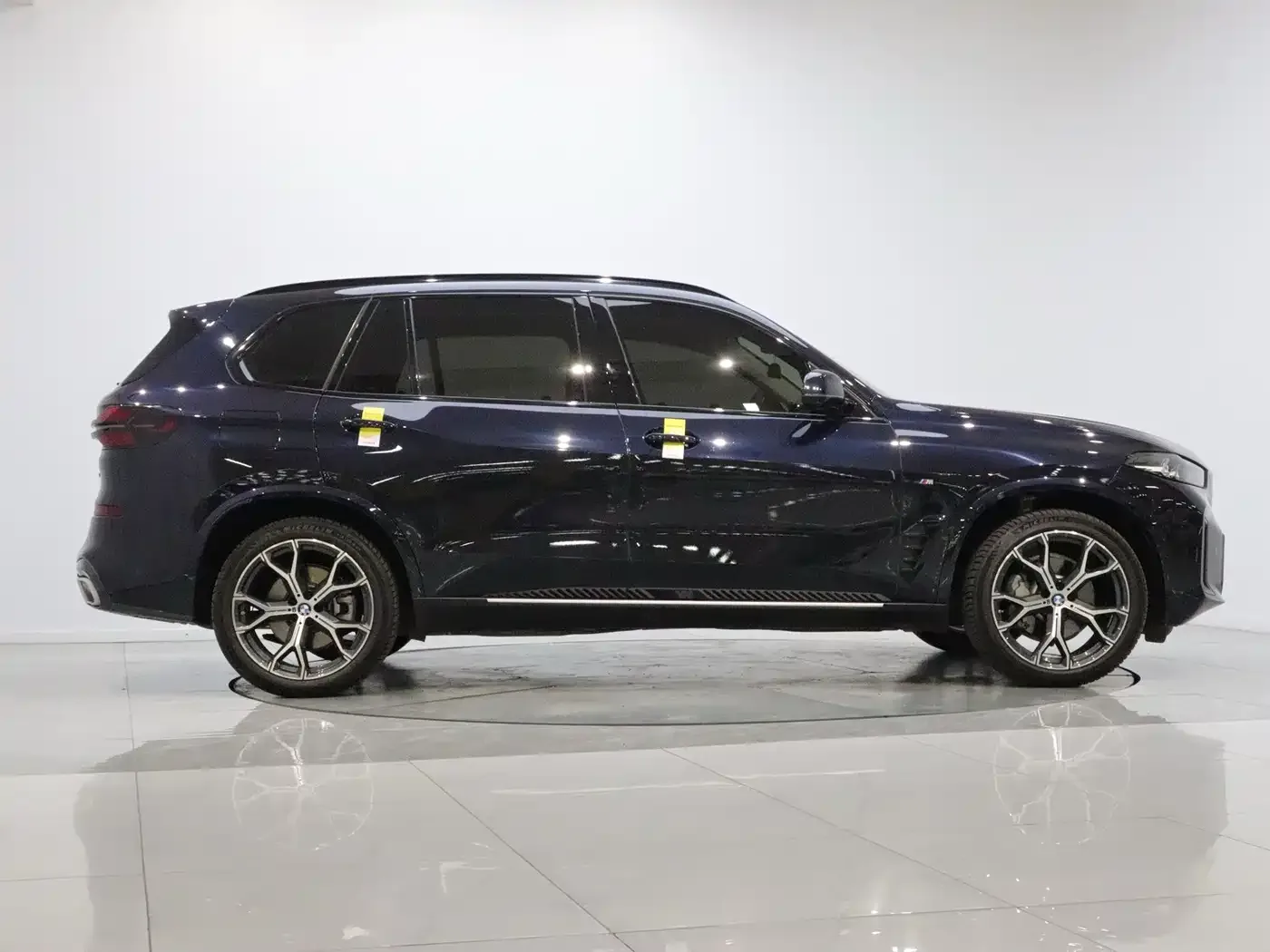 BMW BMW X5 2023 xDrive 30Li Premium M Sport Black Night Package — Фото автомобиля 7