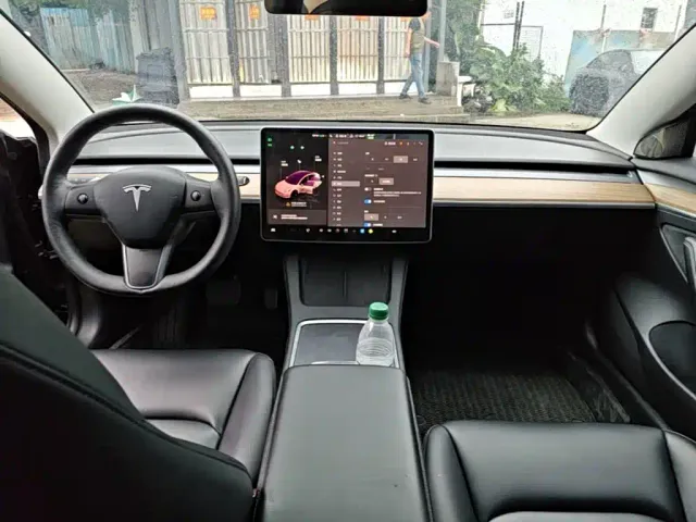 Tesla Model 3 — Фото автомобиля 5