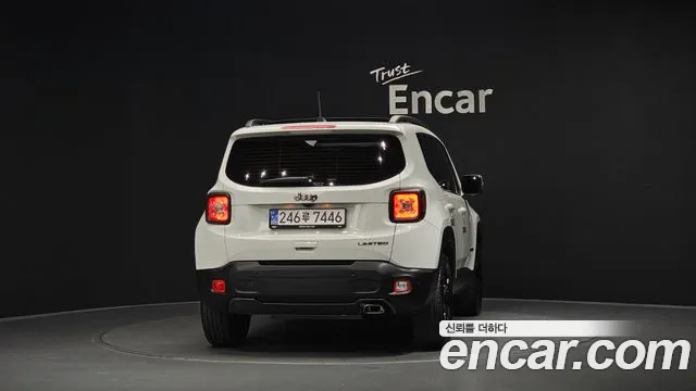 Jeep Renegade — Фото автомобиля 4