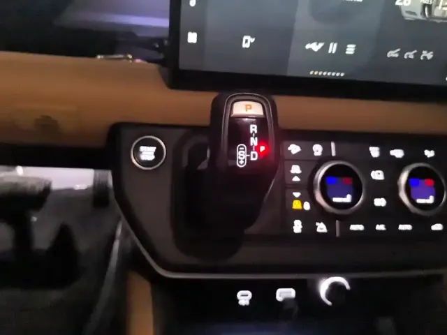 Land Rover Defender — Фото автомобиля 16